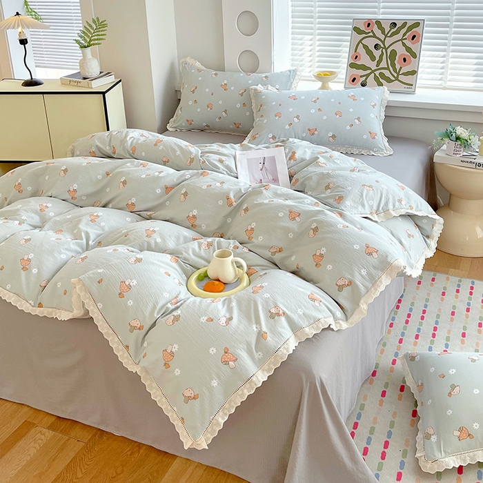 91家纺网 家纺一手货源 找家纺 雨彤家纺 2025新款A类高克重云感皱皱双层纱全棉镂空花边款法式四件套-床拍图 浅忆