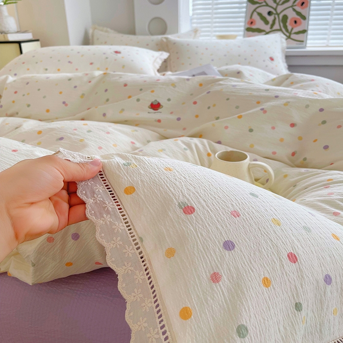 91家纺网 家纺一手货源 找家纺 雨彤家纺 2025新款A类高克重云感皱皱双层纱全棉镂空花边款法式四件套-床拍图 彩色的梦