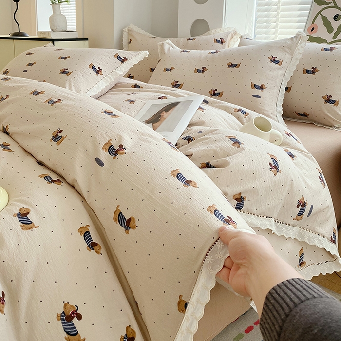 91家纺网 家纺一手货源 找家纺 雨彤家纺 2025新款A类高克重云感皱皱双层纱全棉镂空花边款法式四件套-床拍图 腊肠狗