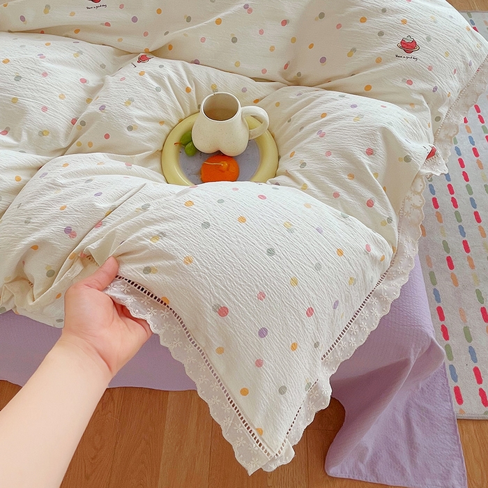 91家纺网 家纺一手货源 找家纺 雨彤家纺 2025新款A类高克重云感皱皱双层纱全棉镂空花边款法式四件套-床拍图 彩色的梦