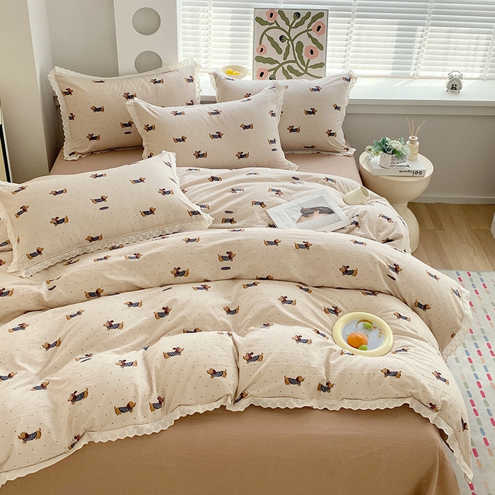 91家纺网 家纺一手货源 找家纺 雨彤家纺 2025新款A类高克重云感皱皱双层纱全棉镂空花边款法式四件套-床拍图 腊肠狗