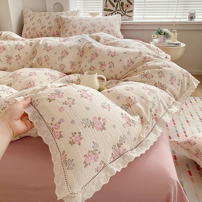 91家纺网 家纺一手货源 找家纺 雨彤家纺 2025新款A类高克重云感皱皱双层纱全棉镂空花边款法式四件套-床拍图 望夏花艺