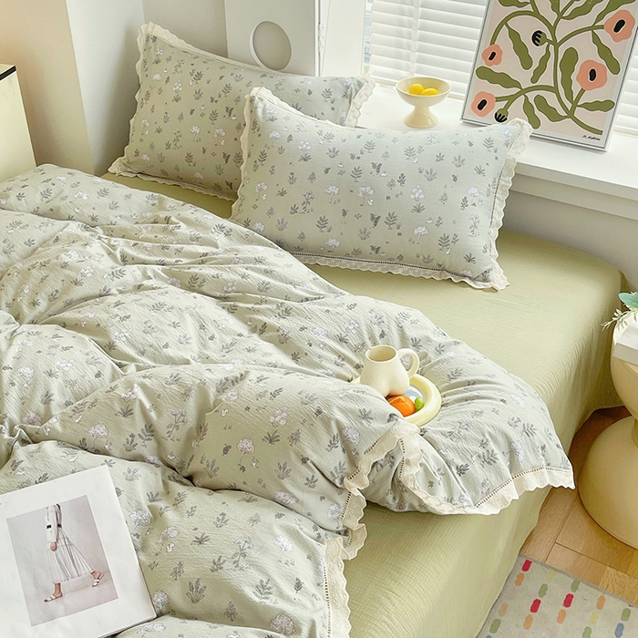 91家纺网 家纺一手货源 找家纺 雨彤家纺 2025新款A类高克重云感皱皱双层纱全棉镂空花边款法式四件套-床拍图 甜蜜花房