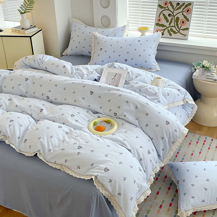 91家纺网 家纺一手货源 找家纺 雨彤家纺 2025新款A类高克重云感皱皱双层纱全棉镂空花边款法式四件套-床拍图 悦枝