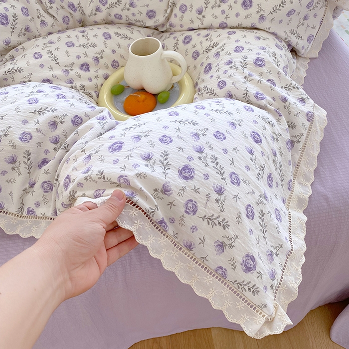 91家纺网 家纺一手货源 找家纺 雨彤家纺 2025新款A类高克重云感皱皱双层纱全棉镂空花边款法式四件套-床拍图 惜花芷