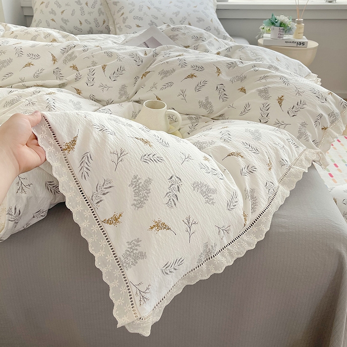 91家纺网 家纺一手货源 找家纺 雨彤家纺 2025新款A类高克重云感皱皱双层纱全棉镂空花边款法式四件套-床拍图 宝拉