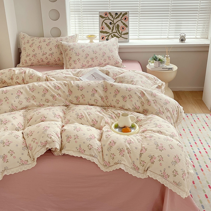 91家纺网 家纺一手货源 找家纺 雨彤家纺 2025新款A类高克重云感皱皱双层纱全棉镂空花边款法式四件套-床拍图 望夏花艺