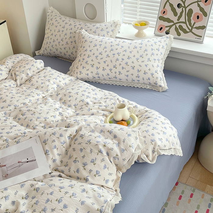 91家纺网 家纺一手货源 找家纺 雨彤家纺 2025新款A类高克重云感皱皱双层纱全棉镂空花边款法式四件套-床拍图 浪漫定义