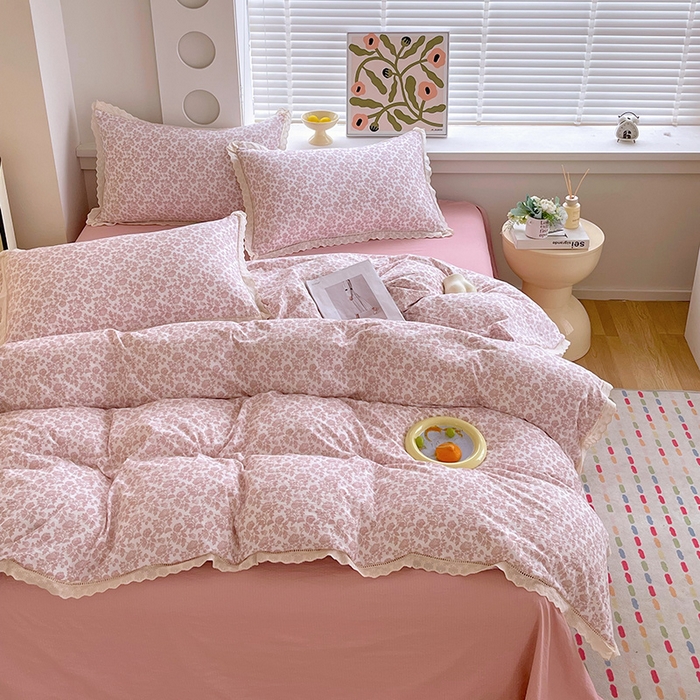 91家纺网 家纺一手货源 找家纺 雨彤家纺 2025新款A类高克重云感皱皱双层纱全棉镂空花边款法式四件套-床拍图 云槿香