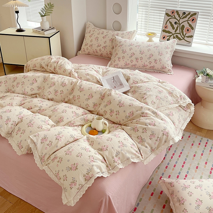 91家纺网 家纺一手货源 找家纺 雨彤家纺 2025新款A类高克重云感皱皱双层纱全棉镂空花边款法式四件套-床拍图 望夏花艺