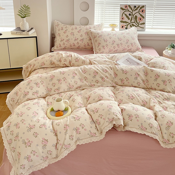 91家纺网 家纺一手货源 找家纺 雨彤家纺 2025新款A类高克重云感皱皱双层纱全棉镂空花边款法式四件套-床拍图 望夏花艺