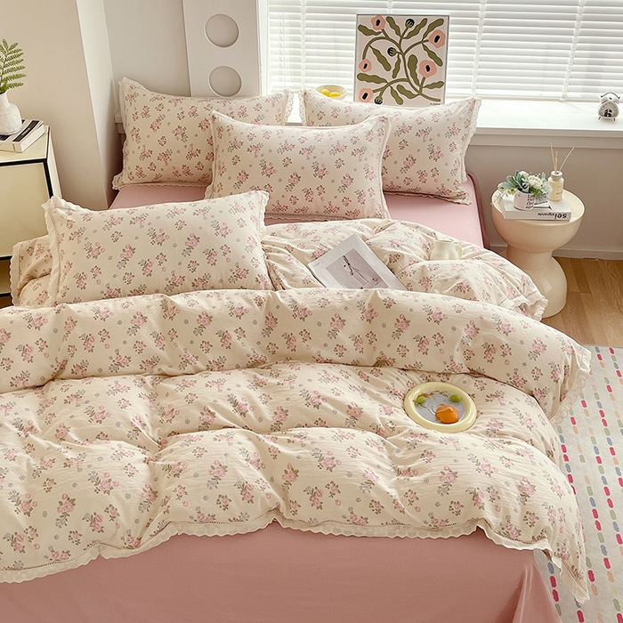 91家纺网 家纺一手货源 找家纺 雨彤家纺 2025新款A类高克重云感皱皱双层纱全棉镂空花边款法式四件套-床拍图 望夏花艺