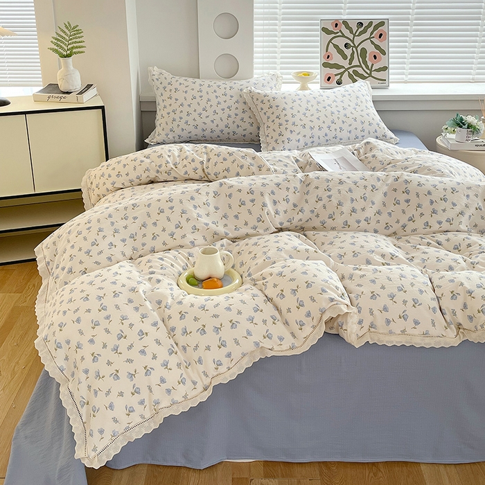 91家纺网 家纺一手货源 找家纺 雨彤家纺 2025新款A类高克重云感皱皱双层纱全棉镂空花边款法式四件套-床拍图 浪漫定义