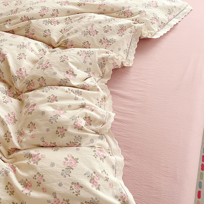 91家纺网 家纺一手货源 找家纺 雨彤家纺 2025新款A类高克重云感皱皱双层纱全棉镂空花边款法式四件套-床拍图 望夏花艺