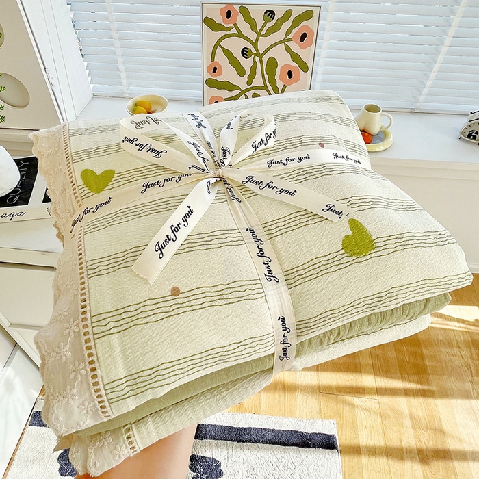 91家纺网 家纺一手货源 找家纺 雨彤家纺 2025新款A类高克重云感皱皱双层纱全棉镂空花边款法式四件套-叠拍图 可心-绿