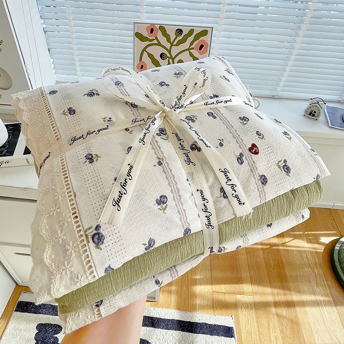 91家纺网 家纺一手货源 找家纺 雨彤家纺 2025新款A类高克重云感皱皱双层纱全棉镂空花边款法式四件套-叠拍图 浮梦