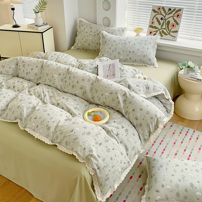 91家纺网 家纺一手货源 找家纺 雨彤家纺 2025新款A类高克重云感皱皱双层纱全棉镂空花边款法式四件套-床拍图 甜蜜花房