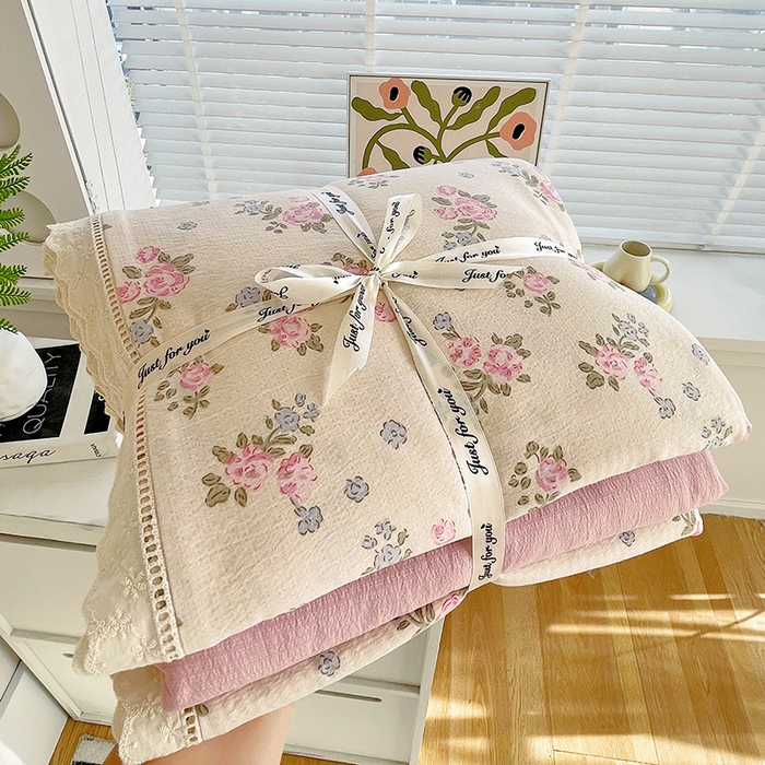 91家纺网 家纺一手货源 找家纺 雨彤家纺 2025新款A类高克重云感皱皱双层纱全棉镂空花边款法式四件套-叠拍图 望夏花艺