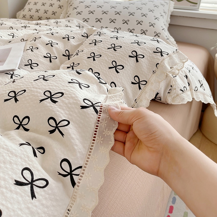 91家纺网 家纺一手货源 找家纺 雨彤家纺 2025新款A类高克重云感皱皱双层纱全棉镂空花边款法式四件套-床拍图 相伴-米