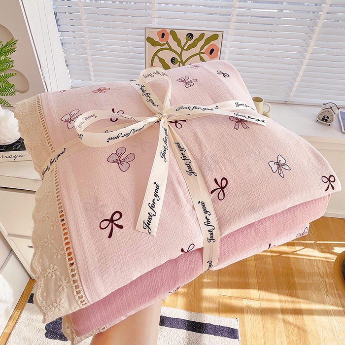 91家纺网 家纺一手货源 找家纺 雨彤家纺 2025新款A类高克重云感皱皱双层纱全棉镂空花边款法式四件套-叠拍图 春花-粉