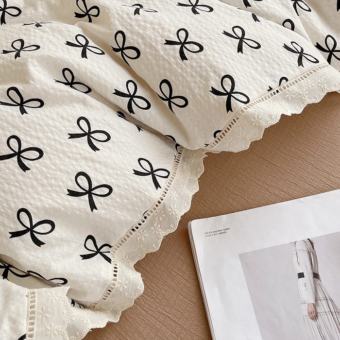 91家纺网 家纺一手货源 找家纺 雨彤家纺 2025新款A类高克重云感皱皱双层纱全棉镂空花边款法式四件套-床拍图 相伴-米