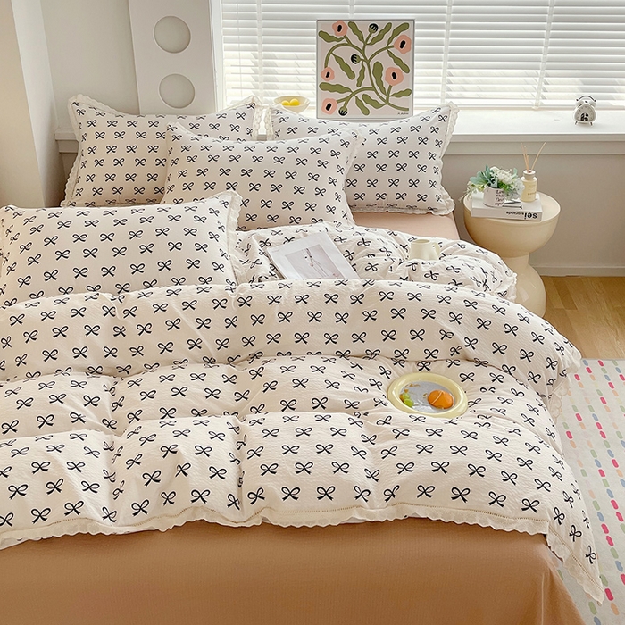 91家纺网 家纺一手货源 找家纺 雨彤家纺 2025新款A类高克重云感皱皱双层纱全棉镂空花边款法式四件套-床拍图 相伴-米