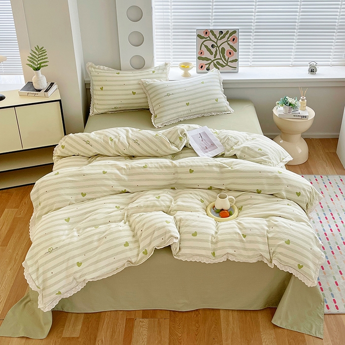 91家纺网 家纺一手货源 找家纺 雨彤家纺 2025新款A类高克重云感皱皱双层纱全棉镂空花边款法式四件套-床拍图 可心-绿