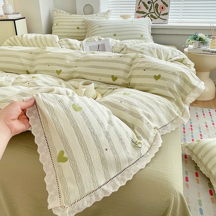 91家纺网 家纺一手货源 找家纺 雨彤家纺 2025新款A类高克重云感皱皱双层纱全棉镂空花边款法式四件套-床拍图 可心-绿