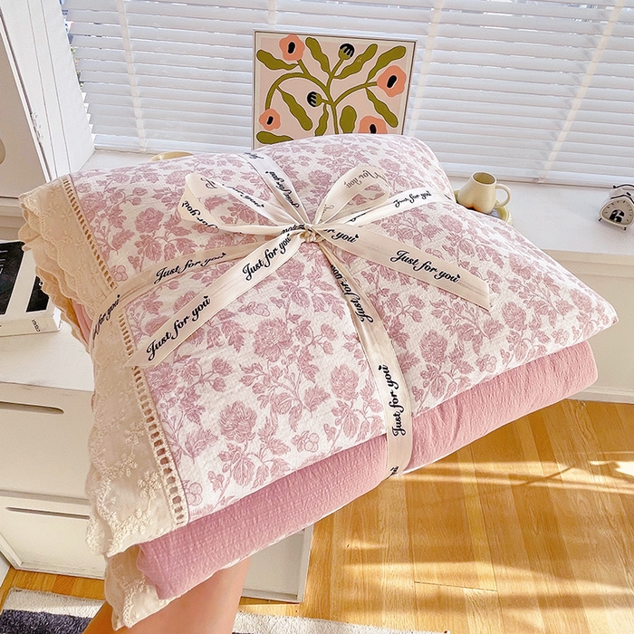 91家纺网 家纺一手货源 找家纺 雨彤家纺 2025新款A类高克重云感皱皱双层纱全棉镂空花边款法式四件套-叠拍图 云槿香