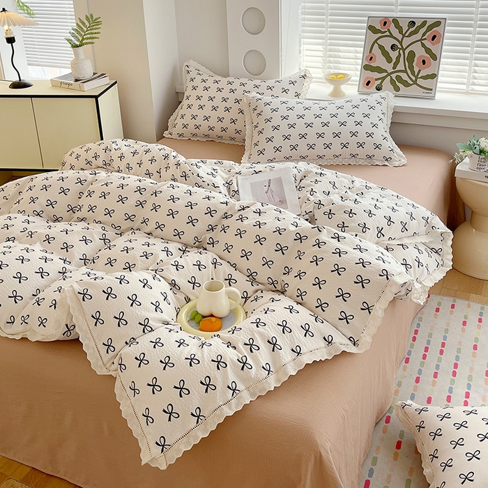 91家纺网 家纺一手货源 找家纺 雨彤家纺 2025新款A类高克重云感皱皱双层纱全棉镂空花边款法式四件套-床拍图 相伴-米