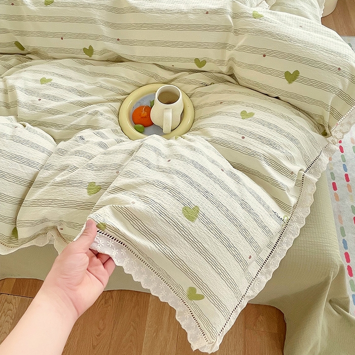 91家纺网 家纺一手货源 找家纺 雨彤家纺 2025新款A类高克重云感皱皱双层纱全棉镂空花边款法式四件套-床拍图 可心-绿