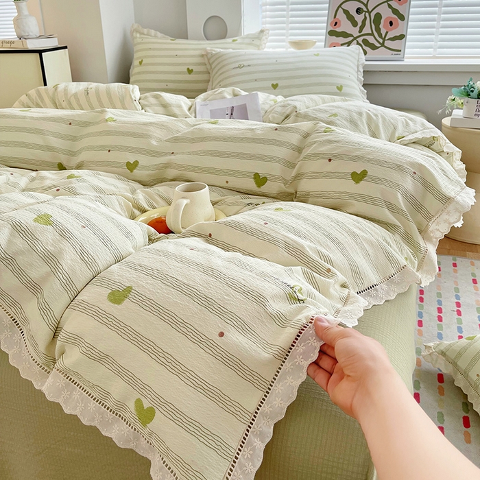 91家纺网 家纺一手货源 找家纺 雨彤家纺 2025新款A类高克重云感皱皱双层纱全棉镂空花边款法式四件套-床拍图 可心-绿