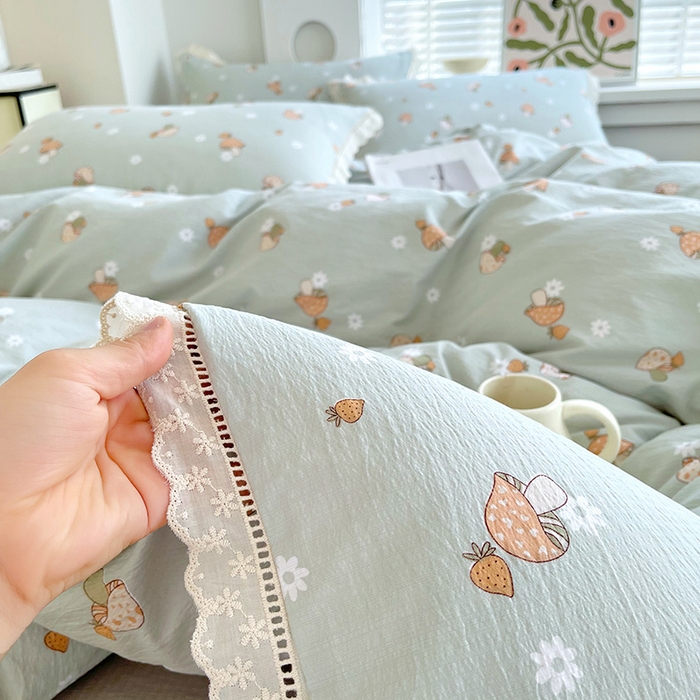 91家纺网 家纺一手货源 找家纺 雨彤家纺 2025新款A类高克重云感皱皱双层纱全棉镂空花边款法式四件套-床拍图 浅忆