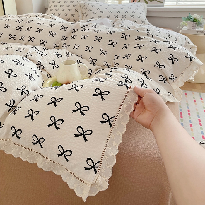 91家纺网 家纺一手货源 找家纺 雨彤家纺 2025新款A类高克重云感皱皱双层纱全棉镂空花边款法式四件套-床拍图 相伴-米