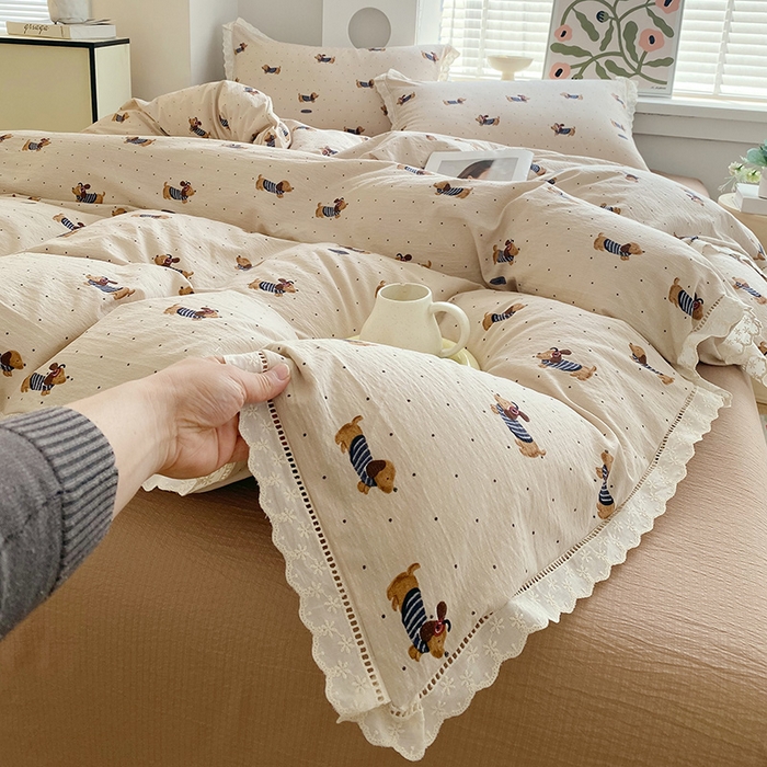 91家纺网 家纺一手货源 找家纺 雨彤家纺 2025新款A类高克重云感皱皱双层纱全棉镂空花边款法式四件套-床拍图 腊肠狗