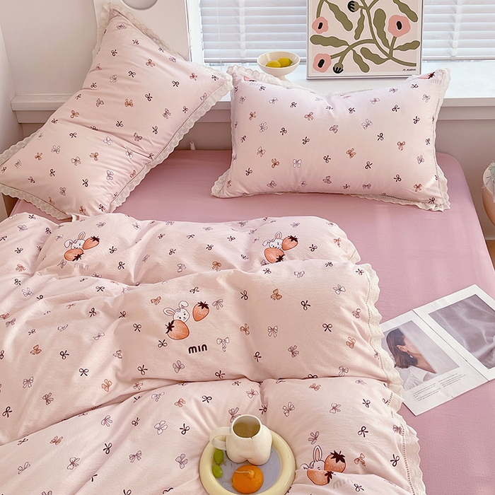 91家纺网 家纺一手货源 找家纺 雨彤家纺 2025新款A类高克重云感皱皱双层纱全棉镂空花边款法式四件套-床拍图 春花-粉