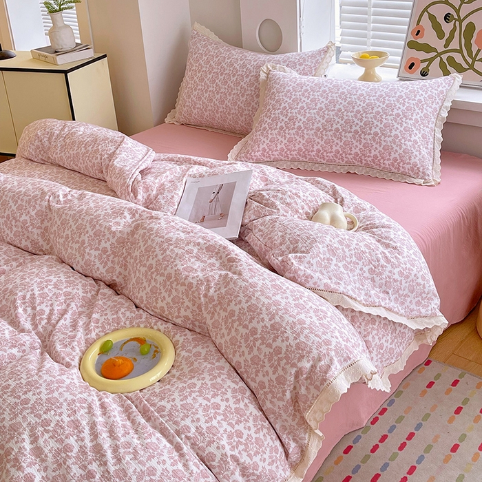 91家纺网 家纺一手货源 找家纺 雨彤家纺 2025新款A类高克重云感皱皱双层纱全棉镂空花边款法式四件套-床拍图 云槿香