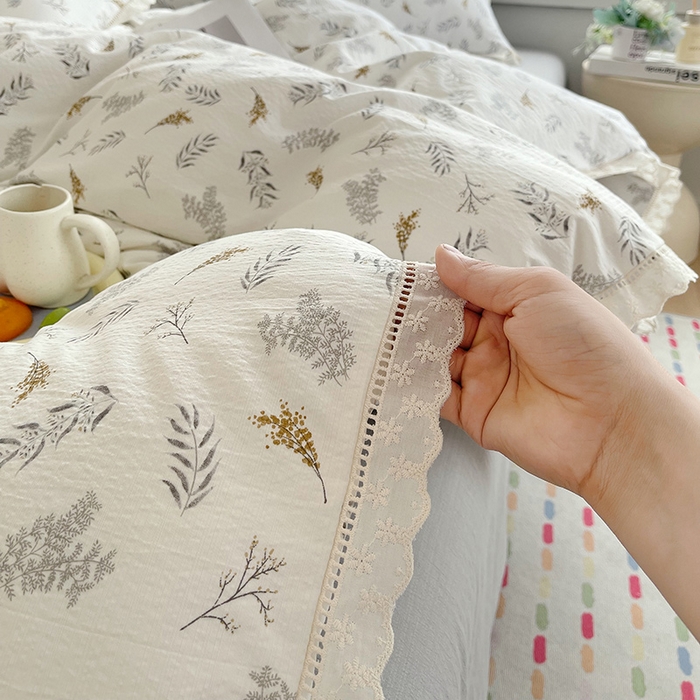 91家纺网 家纺一手货源 找家纺 雨彤家纺 2025新款A类高克重云感皱皱双层纱全棉镂空花边款法式四件套-床拍图 宝拉