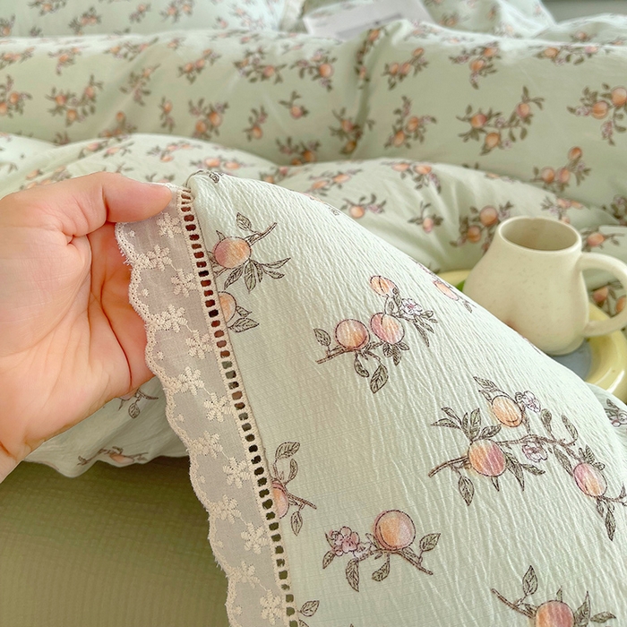 91家纺网 家纺一手货源 找家纺 雨彤家纺 2025新款A类高克重云感皱皱双层纱全棉镂空花边款法式四件套-床拍图 秋的果实