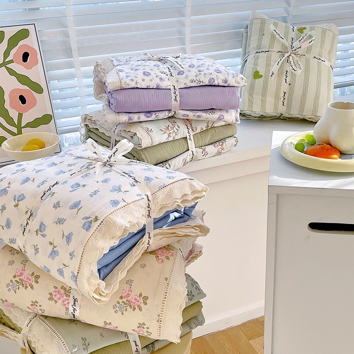 91家纺网 家纺一手货源 找家纺 雨彤家纺 2025新款A类高克重云感皱皱双层纱全棉镂空花边款法式四件套-叠拍图 组合图