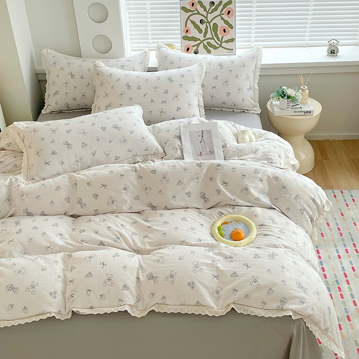 91家纺网 家纺一手货源 找家纺 雨彤家纺 2025新款A类高克重云感皱皱双层纱全棉镂空花边款法式四件套-床拍图 蛋糕熊