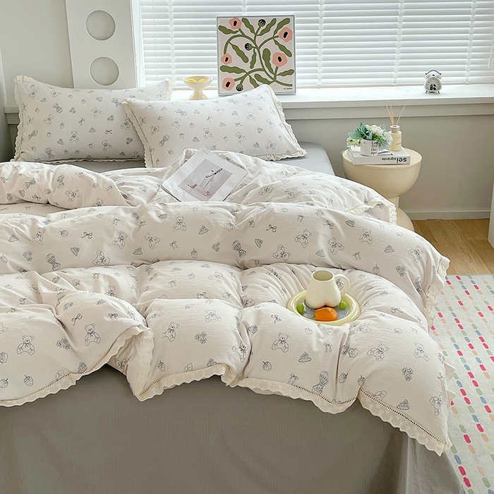 91家纺网 家纺一手货源 找家纺 雨彤家纺 2025新款A类高克重云感皱皱双层纱全棉镂空花边款法式四件套-床拍图 蛋糕熊