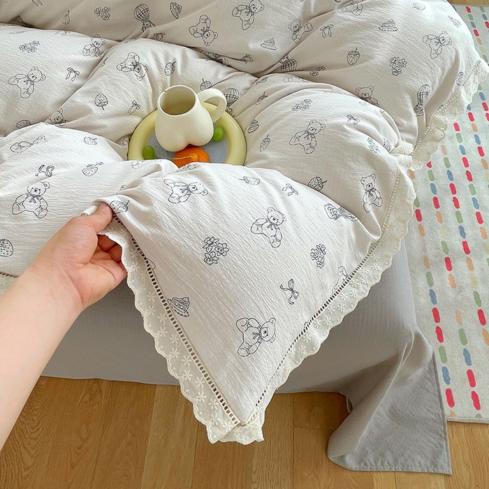 91家纺网 家纺一手货源 找家纺 雨彤家纺 2025新款A类高克重云感皱皱双层纱全棉镂空花边款法式四件套-床拍图 蛋糕熊