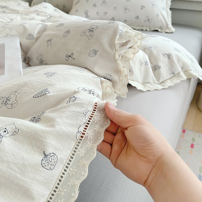 91家纺网 家纺一手货源 找家纺 雨彤家纺 2025新款A类高克重云感皱皱双层纱全棉镂空花边款法式四件套-床拍图 蛋糕熊