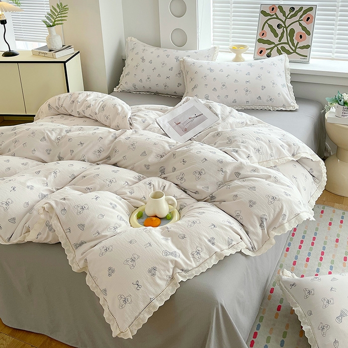 91家纺网 家纺一手货源 找家纺 雨彤家纺 2025新款A类高克重云感皱皱双层纱全棉镂空花边款法式四件套-床拍图 蛋糕熊