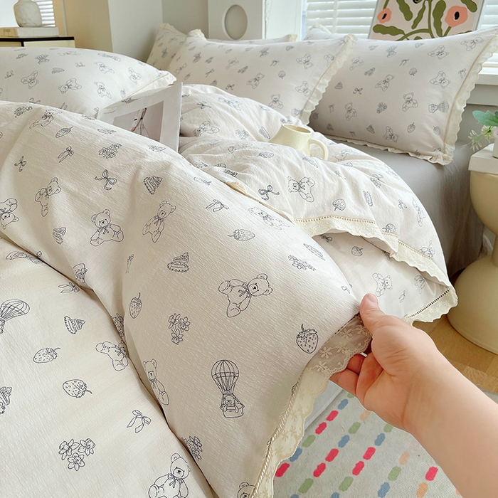 91家纺网 家纺一手货源 找家纺 雨彤家纺 2025新款A类高克重云感皱皱双层纱全棉镂空花边款法式四件套-床拍图 蛋糕熊