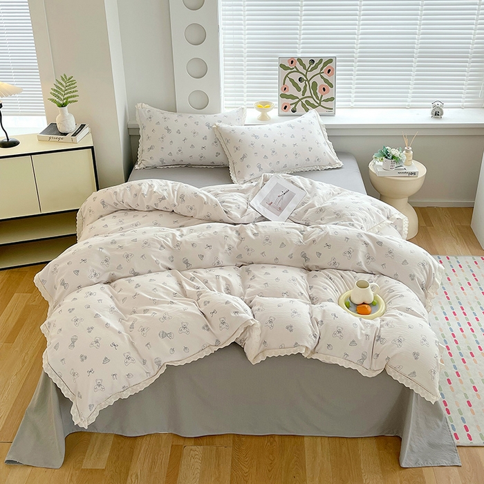 91家纺网 家纺一手货源 找家纺 雨彤家纺 2025新款A类高克重云感皱皱双层纱全棉镂空花边款法式四件套-床拍图 蛋糕熊