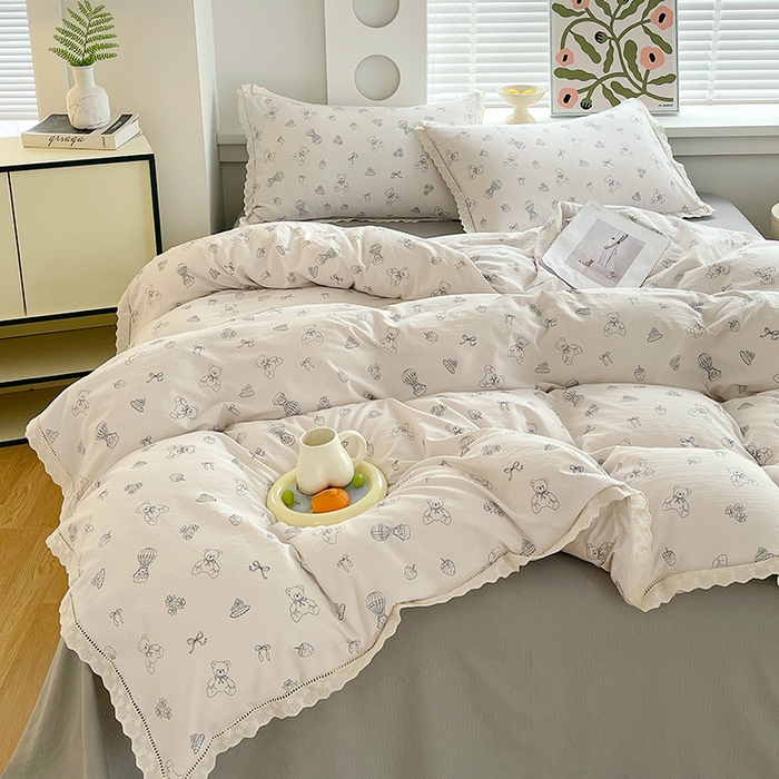 91家纺网 家纺一手货源 找家纺 雨彤家纺 2025新款A类高克重云感皱皱双层纱全棉镂空花边款法式四件套-床拍图 蛋糕熊