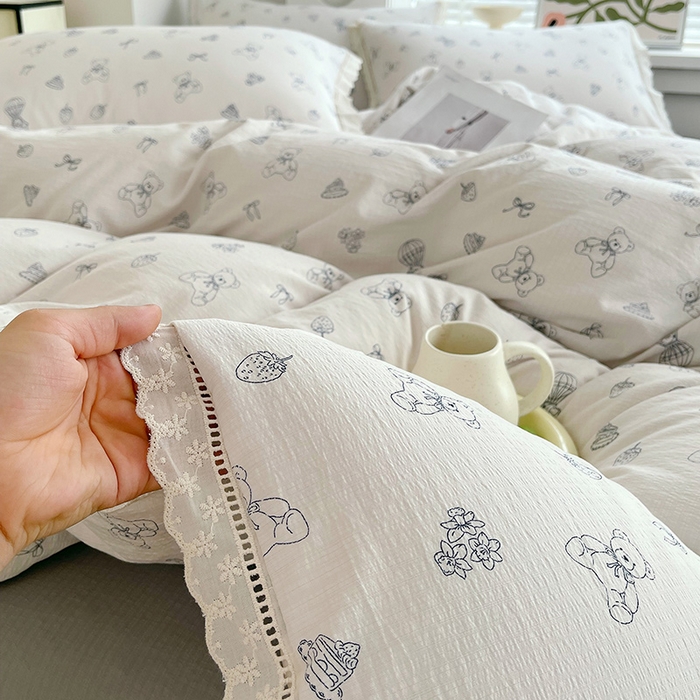 91家纺网 家纺一手货源 找家纺 雨彤家纺 2025新款A类高克重云感皱皱双层纱全棉镂空花边款法式四件套-床拍图 蛋糕熊