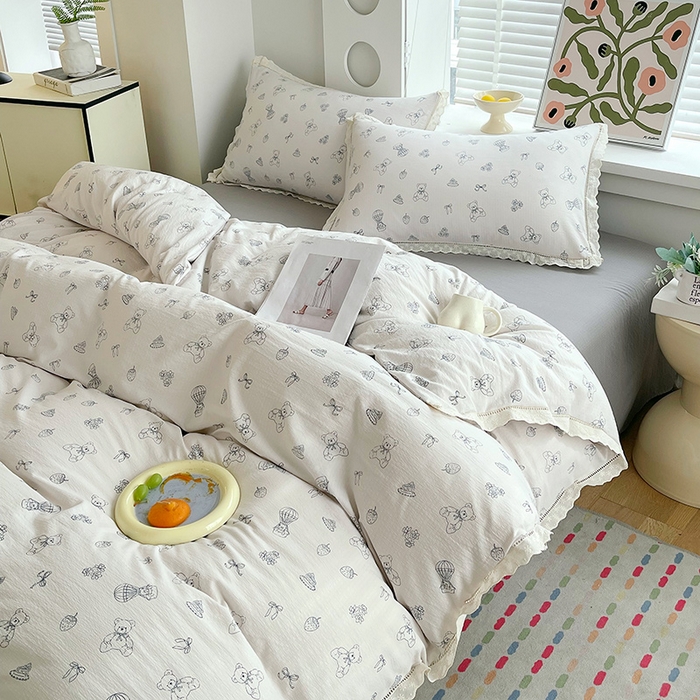 91家纺网 家纺一手货源 找家纺 雨彤家纺 2025新款A类高克重云感皱皱双层纱全棉镂空花边款法式四件套-床拍图 蛋糕熊